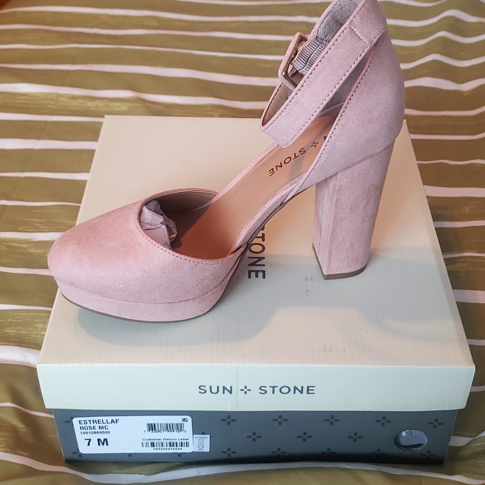 Geogeous blush suede heels sz. 7